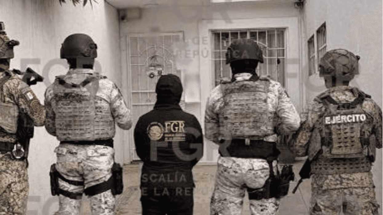 Elementos de la FGR y el Ejército resguardan a un detenido durante un cateo por drogas sintéticas en BC