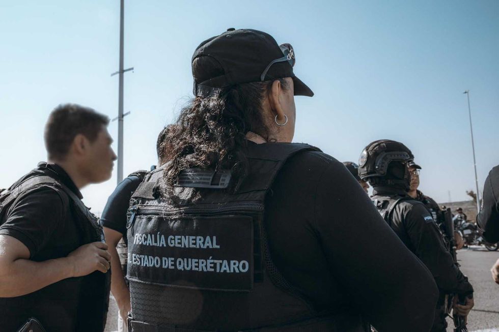 Elementos de la Fiscal\u00eda de Quer\u00e9taro durante cateo simult\u00e1neo en El Marqu\u00e9s como parte del operativo Sinergia, abril 2026