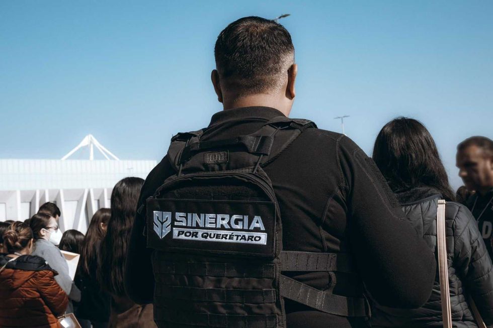 Elementos de la Fiscal\u00eda de Quer\u00e9taro durante cateo simult\u00e1neo en El Marqu\u00e9s como parte del operativo Sinergia, abril 2026