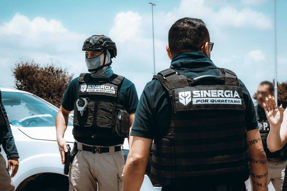 Elementos de la Fiscal\u00eda General de Quer\u00e9taro participan en un operativo para cumplimentar una orden de aprehensi\u00f3n por robo a casa habitaci\u00f3n en Huimilpan.