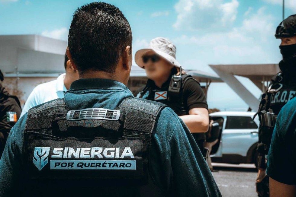 Elementos de la Fiscal\u00eda General de Quer\u00e9taro participan en un operativo para cumplimentar una orden de aprehensi\u00f3n por robo a casa habitaci\u00f3n en Huimilpan.