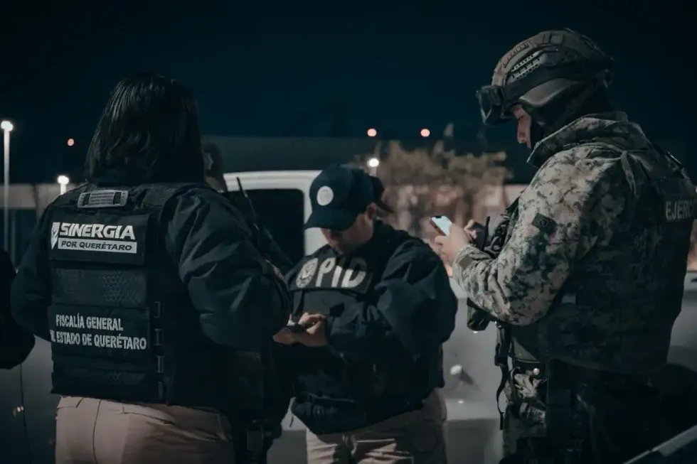 Elementos de la Fiscal\u00eda General del Estado y corporaciones de seguridad realizaron nueve cateos simult\u00e1neos en la ciudad de Quer\u00e9taro, donde cumplimentaron cinco \u00f3rdenes de aprehensi\u00f3n y aseguraron un arma de fuego.