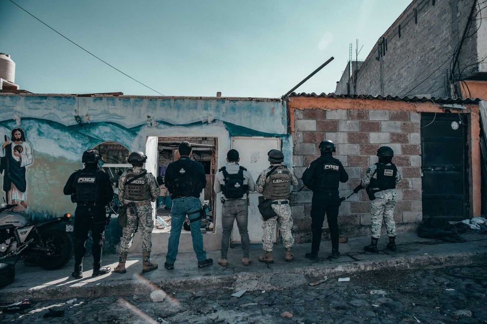 Elementos de la Fiscal\u00eda General del Estado y Polic\u00eda de Investigaci\u00f3n del Delito ejecutaron cateos simult\u00e1neos en colonias Cerrito Colorado y Pe\u00f1uelas.