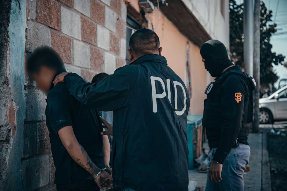 Elementos de la Fiscal\u00eda General del Estado y Polic\u00eda de Investigaci\u00f3n del Delito ejecutaron cateos simult\u00e1neos en colonias Cerrito Colorado y Pe\u00f1uelas.