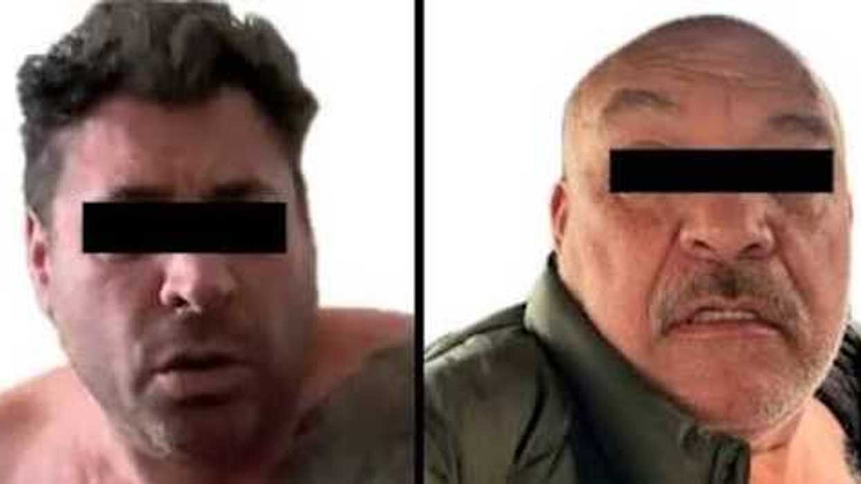 Elementos de la Fiscalía del Estado de México trasladan esposados a Diego Sebastián "N" y Gerardo "N" hacia el Cereso de Barrientos, en Tlalnepantla.