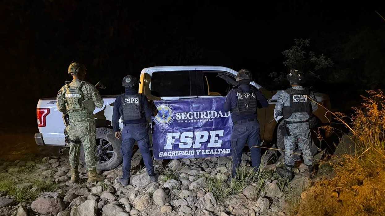 Elementos de la FSPE, Ejército y Guardia Nacional junto a camioneta asegurada en operativo nocturno en San Felipe, Guanajuato.