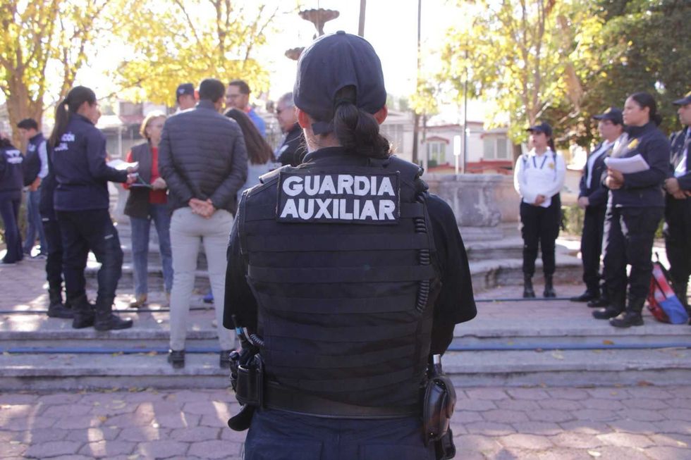 Elementos de la Guardia C\u00edvica de Quer\u00e9taro durante recorrido operativo en zona comercial del municipio