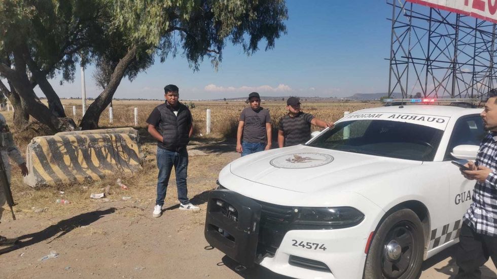 Elementos de la Guardia Nacional aseguraron a tres hombres y una camioneta Suburban vinculados con robos en San Juan del R\u00edo.