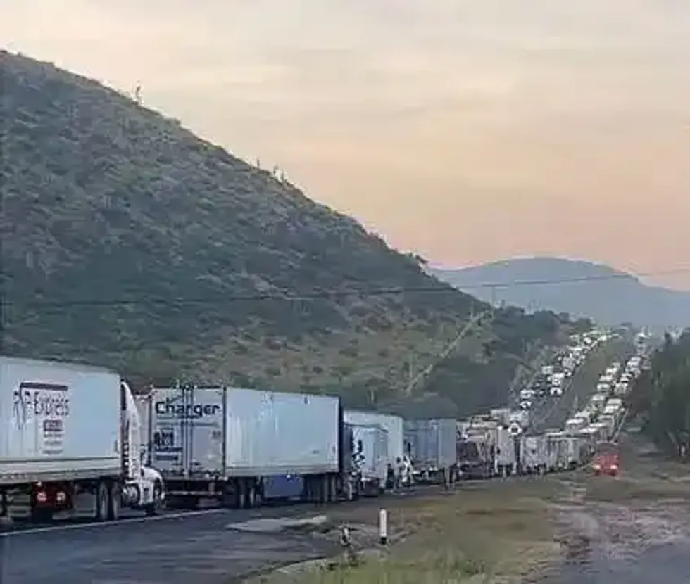 Elementos de la Guardia Nacional, Bomberos y Protecci\u00f3n Civil resguardan la zona del accidente donde explot\u00f3 una pipa con di\u00e9sel en San Luis Potos\u00ed.