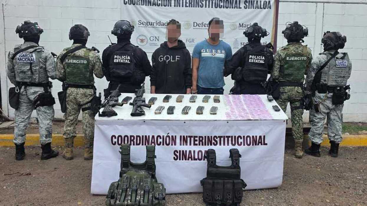 Elementos de la Guardia Nacional, el Ejército y la Policía Estatal junto a dos detenidos, fusiles, cargadores, envoltorios y chalecos asegurados en Concordia, Sinaloa.