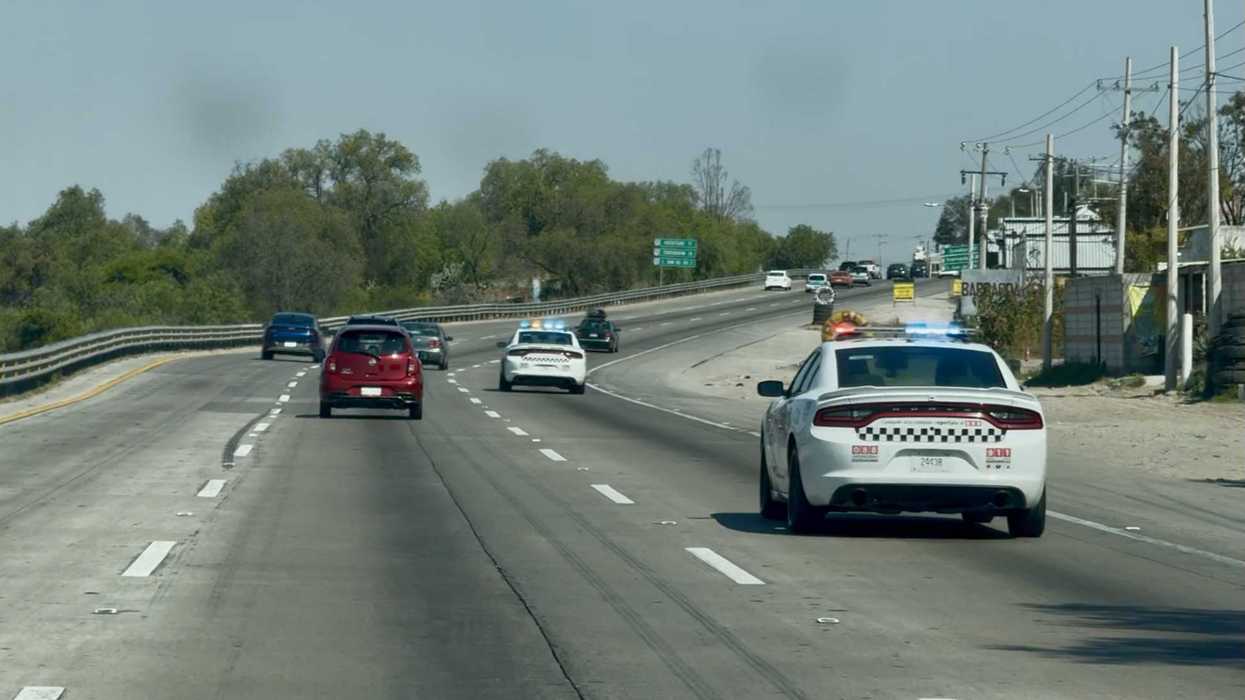 Elementos de la Guardia Nacional en operativo de seguridad vial sobre la autopista México-Querétaro en San Juan del Río durante Semana Santa 2026