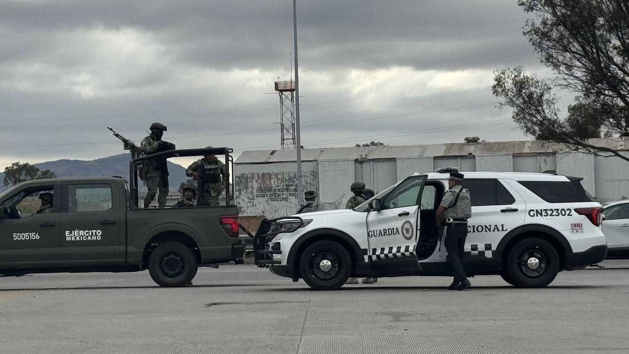 Elementos de la Guardia Nacional en operativo sobre la autopista México-Querétaro a la altura de San Juan del Río, Querétaro, durante Semana Santa