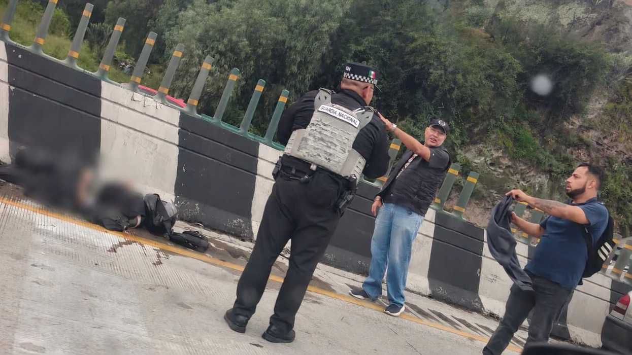 Elementos de la Guardia Nacional resguardan el lugar del accidente donde murió un motociclista en la autopista México-Querétaro.