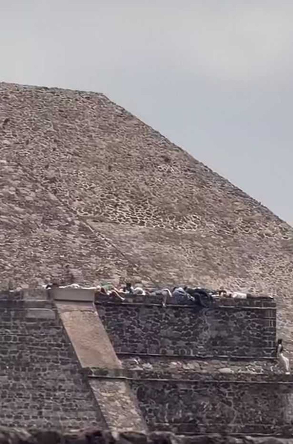 Elementos de la Guardia Nacional resguardan la zona arqueol\u00f3gica de Teotihuac\u00e1n tras el tiroteo en la Pir\u00e1mide de la Luna