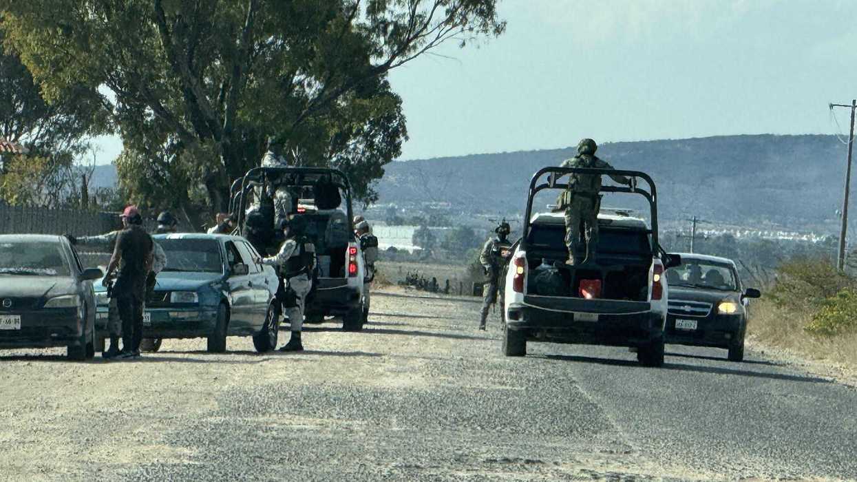 Elementos de la Guardia Nacional revisan vehículos en carretera Polotitlán-Las Cruces en Huichapan Hidalgo durante operativo contra huachicol