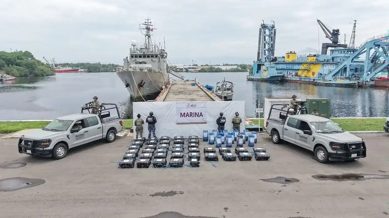 Elementos de la Marina y autoridades federales resguardan paquetes y bidones asegurados en Chiapas.