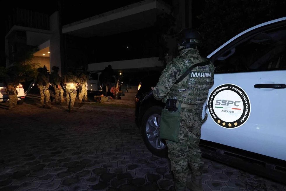 Elementos de la Marina y la SSPC durante el operativo de detenci\u00f3n de "El Amarillo" en Puebla