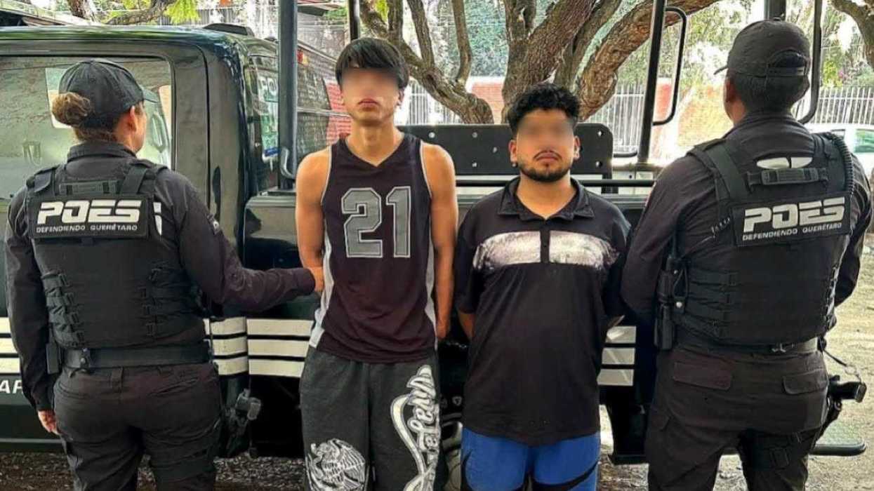 Elementos de la POES custodian a dos detenidos con rostro difuminado tras operativo por sustancias ilícitas en Querétaro.