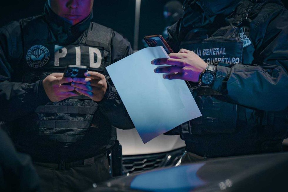 Elementos de la Polic\u00eda de Investigaci\u00f3n del Delito durante cateo simult\u00e1neo en colonia de Quer\u00e9taro capital, operativo Sinergia por Quer\u00e9taro 2026