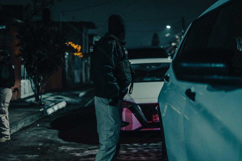 Elementos de la Polic\u00eda de Investigaci\u00f3n del Delito durante cateo simult\u00e1neo en colonia de Quer\u00e9taro capital, operativo Sinergia por Quer\u00e9taro 2026