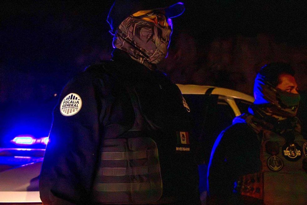 Elementos de la Polic\u00eda de Investigaci\u00f3n del Delito durante cateo simult\u00e1neo en colonia de Quer\u00e9taro capital, operativo Sinergia por Quer\u00e9taro 2026