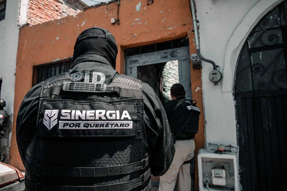 Elementos de la Polic\u00eda de Investigaci\u00f3n del Delito durante cateos de la estrategia Sinergia en colonias de Quer\u00e9taro