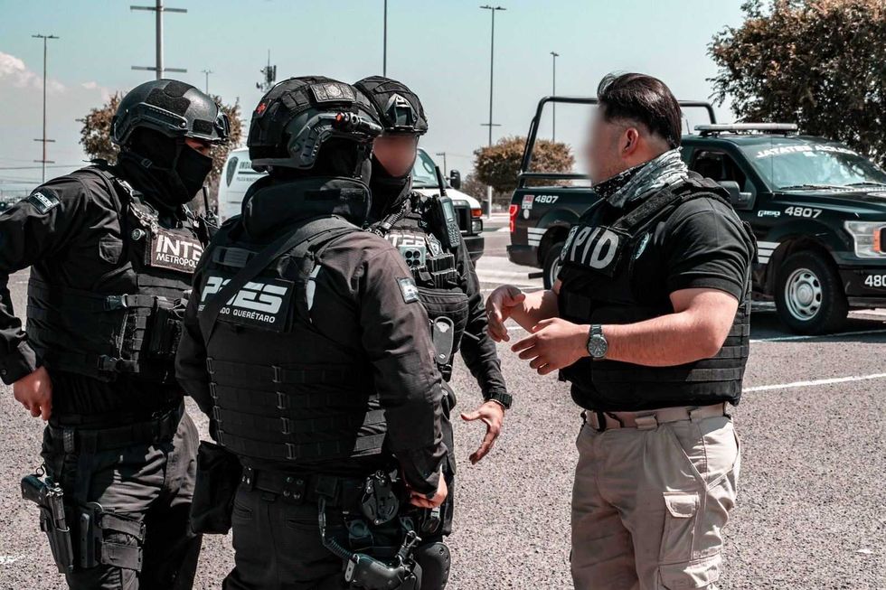 Elementos de la Polic\u00eda de Investigaci\u00f3n del Delito durante cateos de la estrategia Sinergia en colonias de Quer\u00e9taro