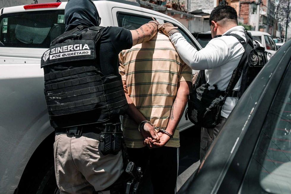 Elementos de la Polic\u00eda de Investigaci\u00f3n del Delito durante cateos de la estrategia Sinergia en colonias de Quer\u00e9taro