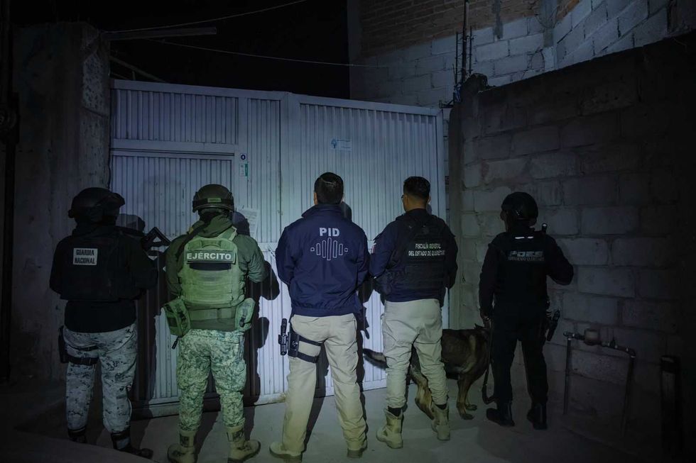 Elementos de la Polic\u00eda de Investigaci\u00f3n del Delito durante el operativo coordinado en comunidades de Pedro Escobedo.