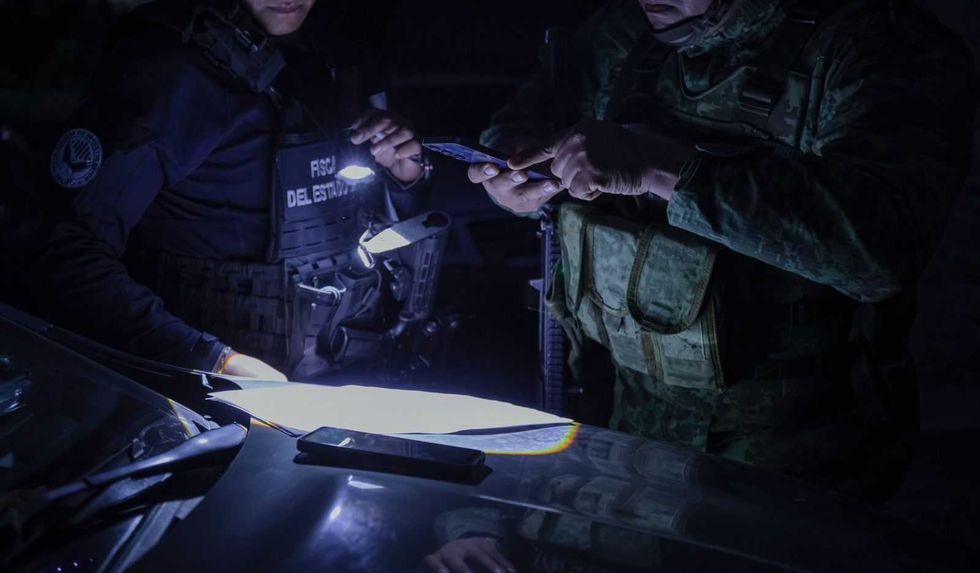 Elementos de la Polic\u00eda de Investigaci\u00f3n del Delito durante el operativo coordinado en comunidades de Pedro Escobedo.