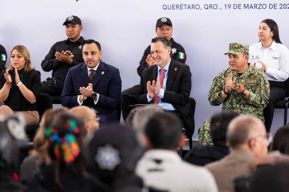Elementos de la Polic\u00eda Estatal de Quer\u00e9taro reciben el Premio al M\u00e9rito Policial durante el 52 aniversario de la corporaci\u00f3n