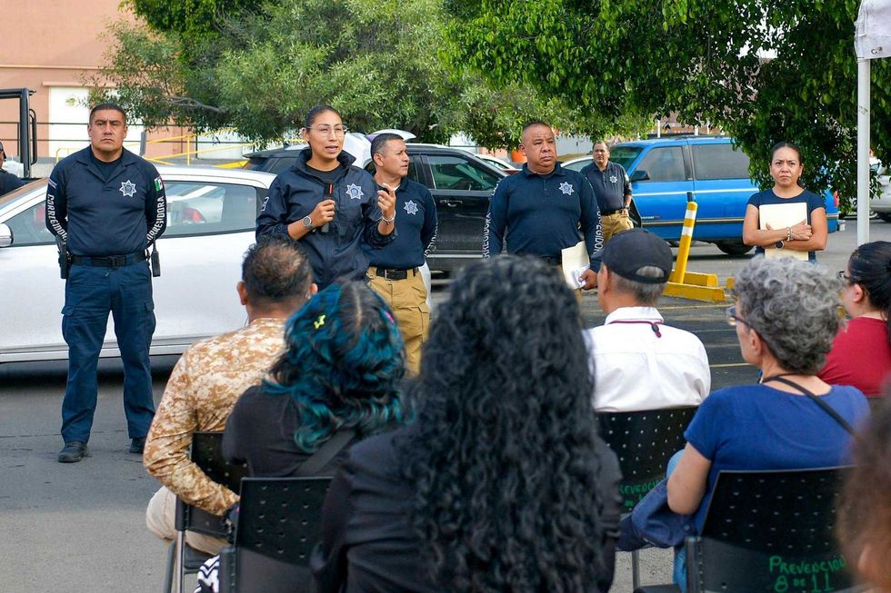 Elementos de la Polic\u00eda Municipal de Corregidora imparten taller de prevenci\u00f3n y mec\u00e1nica b\u00e1sica a vecinos sentados en Plaza Candiles.