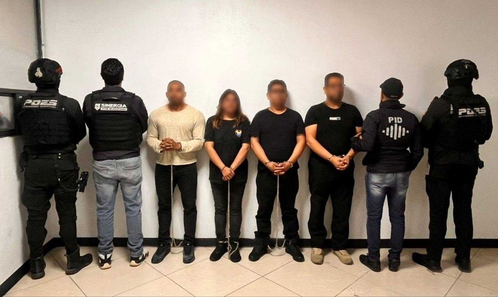 Elementos de la Polic\u00eda Municipal de San Juan del R\u00edo presentan a dos detenidos por el asalto y secuestro en una empresa de Col\u00f3n, Quer\u00e9taro