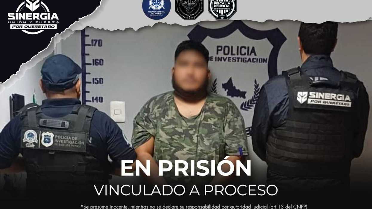 Elementos de la Policía de Investigación de la Fiscalía de Querétaro durante el traslado de un imputado por secuestro.