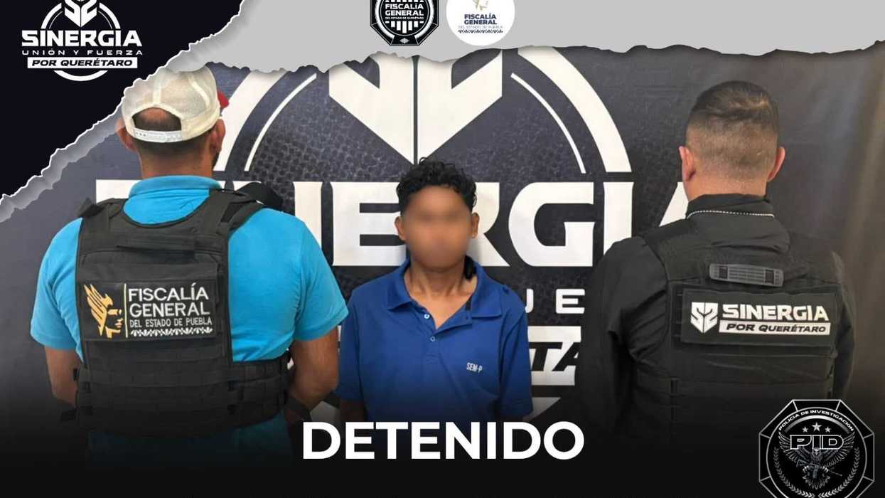 Elementos de la Policía de Investigación del Delito custodian a un hombre con el rostro cubierto, detenido en Querétaro por violación equiparada requerida en Puebla