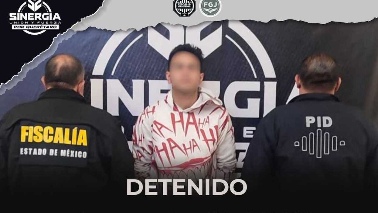 Elementos de la Policía de Investigación del Delito presentan a un hombre detenido bajo custodia de la Fiscalía de Querétaro.