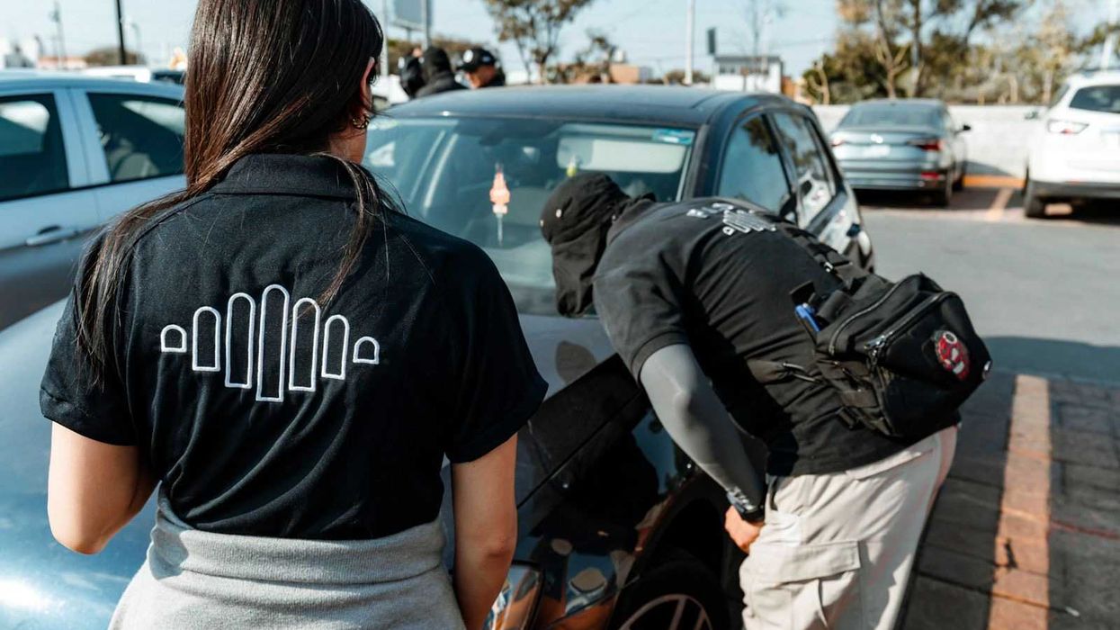 Elementos de la Policía de Investigación del Delito realizan revisiones vehiculares. El operativo incluyó 5 mil 521 revisiones con 93 elementos y 18 unidades operativas.