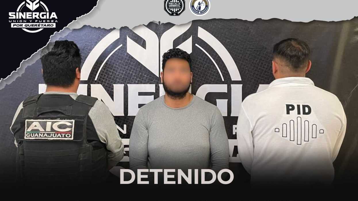 Elementos de la Polic铆a de Investigaci贸n del Delito tras cumplimentar orden de aprehensi贸n sobre Libramiento Sur Poniente en Quer茅taro.