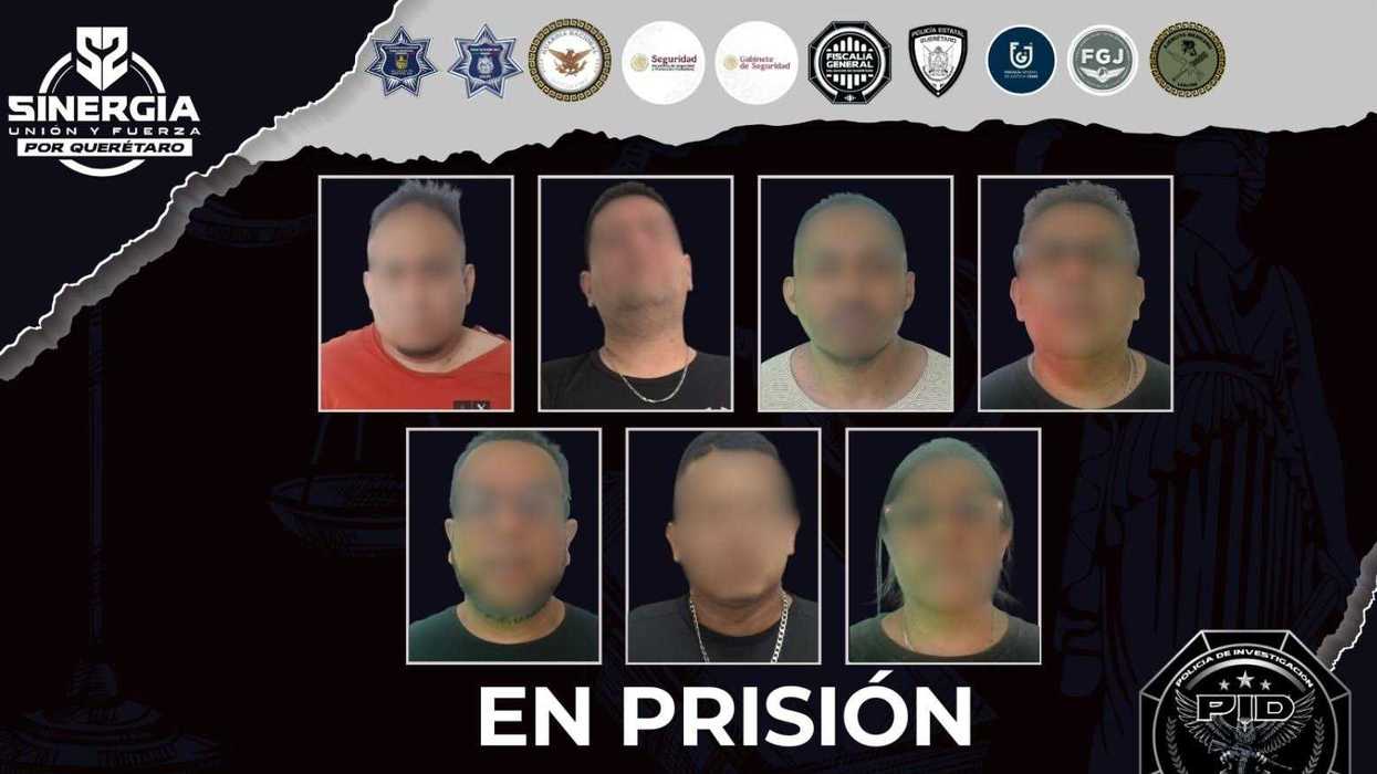 Elementos de la Policía de Investigación del Delito trasladan caminando a una persona detenida hacia un vehículo oficial.
