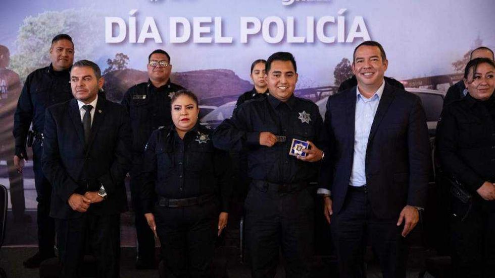 Elementos de la policía de San Juan del Río reciben reconocimientos durante ceremonia oficial del Día del Policía 2025.