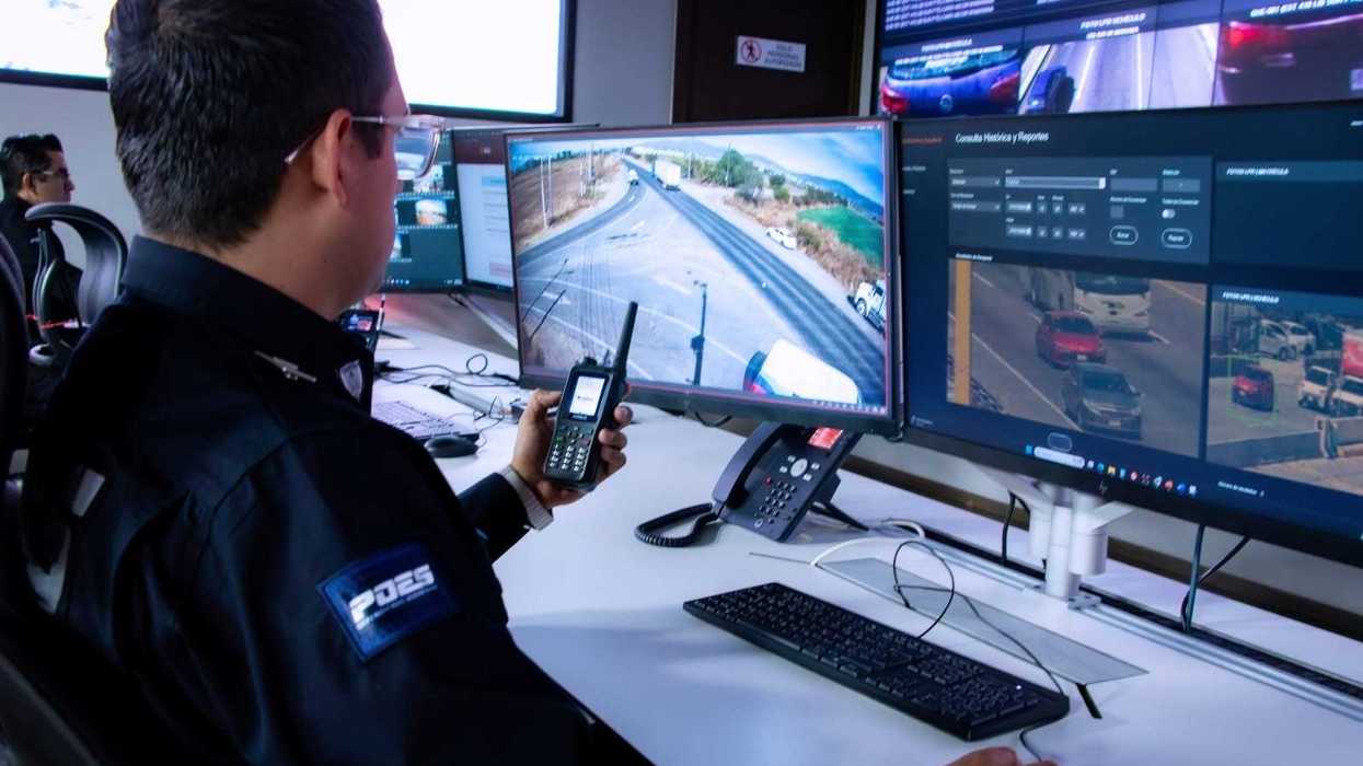 Elementos de la Policía Estatal de Querétaro durante operativo de captura de presuntos asaltantes vinculados a robo con violencia en casa de empeño