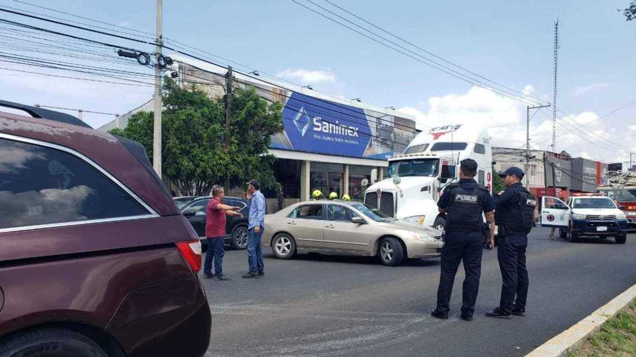 Elementos de la Policía Estatal y servicios de emergencia atendieron el accidente registrado frente a Plaza Aramil en San Juan del Río.