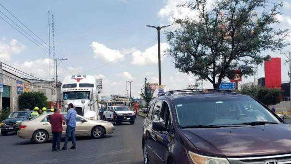 Elementos de la Policía Estatal y servicios de emergencia atendieron el accidente registrado frente a Plaza Aramil en San Juan del Río.