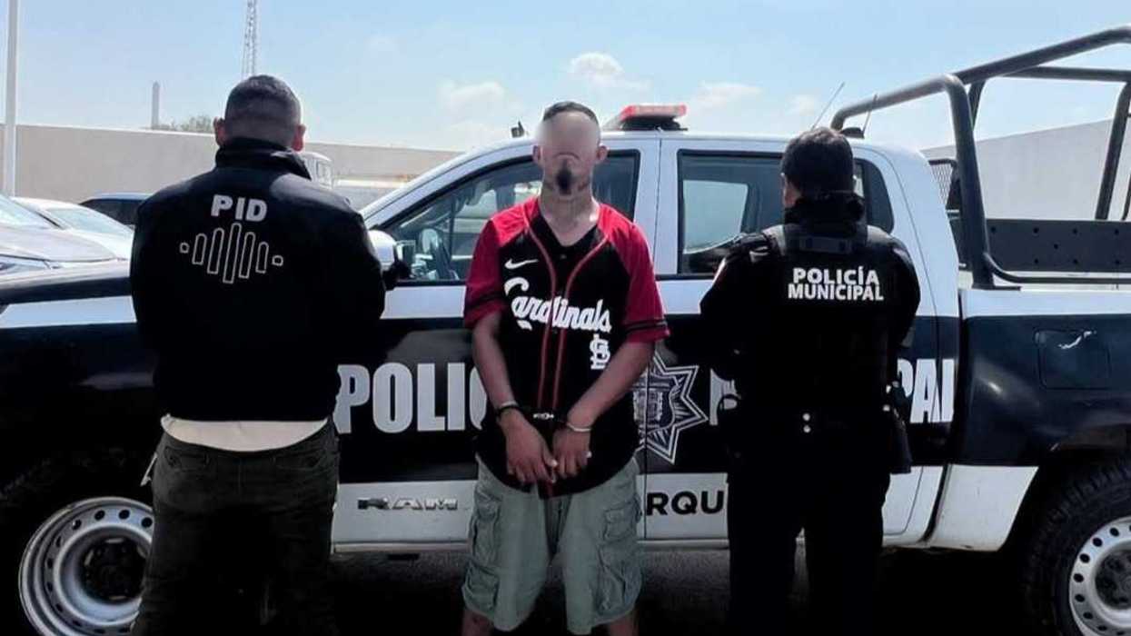 Elementos de la Policía Municipal de El Marqués realizan la detención de un hombre con orden de aprehensión por presunta violencia de género.