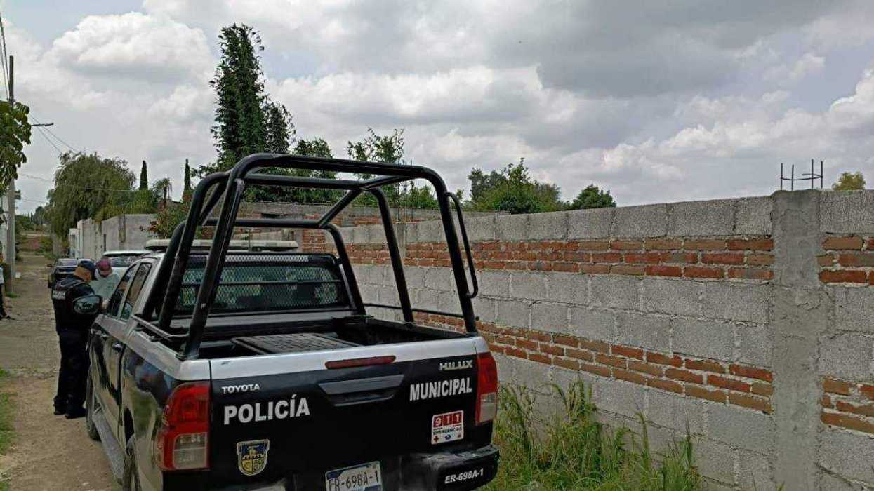 Elementos de la Policía Municipal de San Juan del Río acordonan la zona donde ocurrieron los hechos en la comunidad El Rosario.