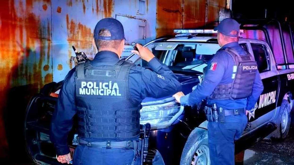 Elementos de la Policía Municipal de San Juan del Río durante recorrido de vigilancia nocturno junto a patrulla