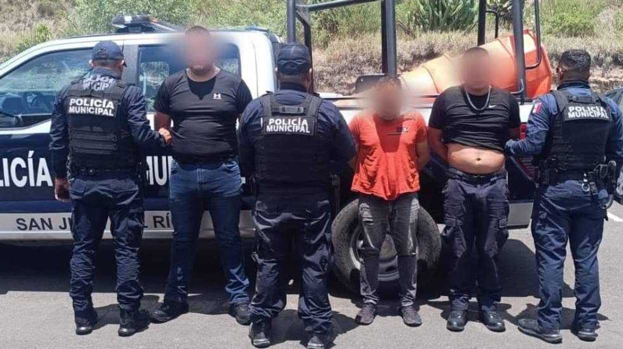 Elementos de la Policía Municipal de San Juan del Río presentan a dos detenidos por el asalto y secuestro en una empresa de Colón, Querétaro