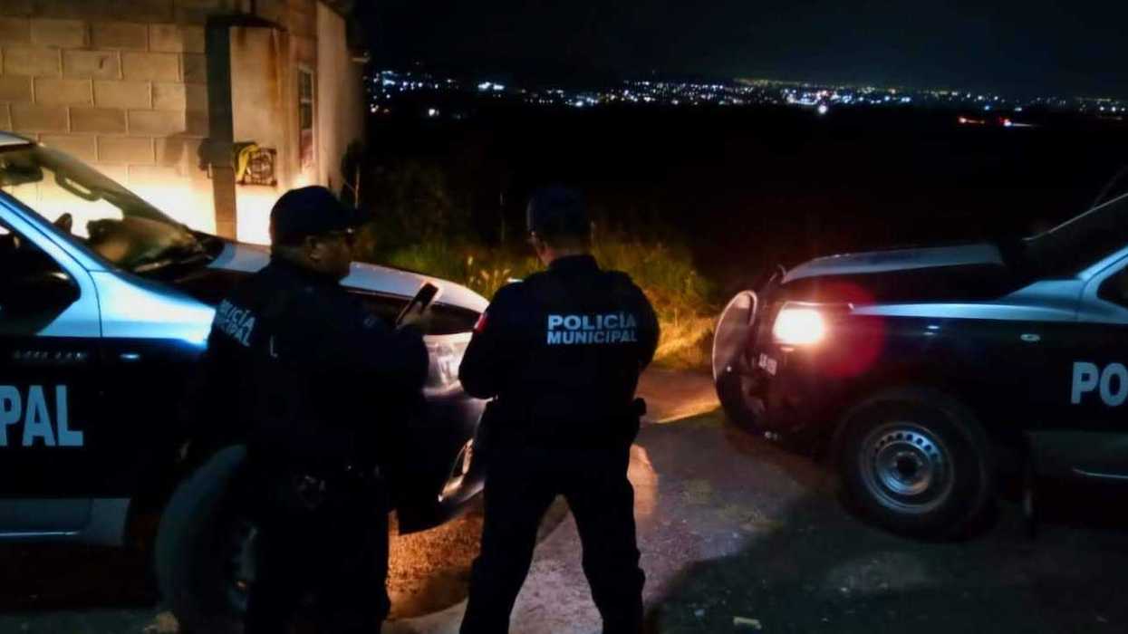 Elementos de la Policía Municipal y Estatal durante recorridos preventivos nocturnos en zonas prioritarias de San Juan del Río.