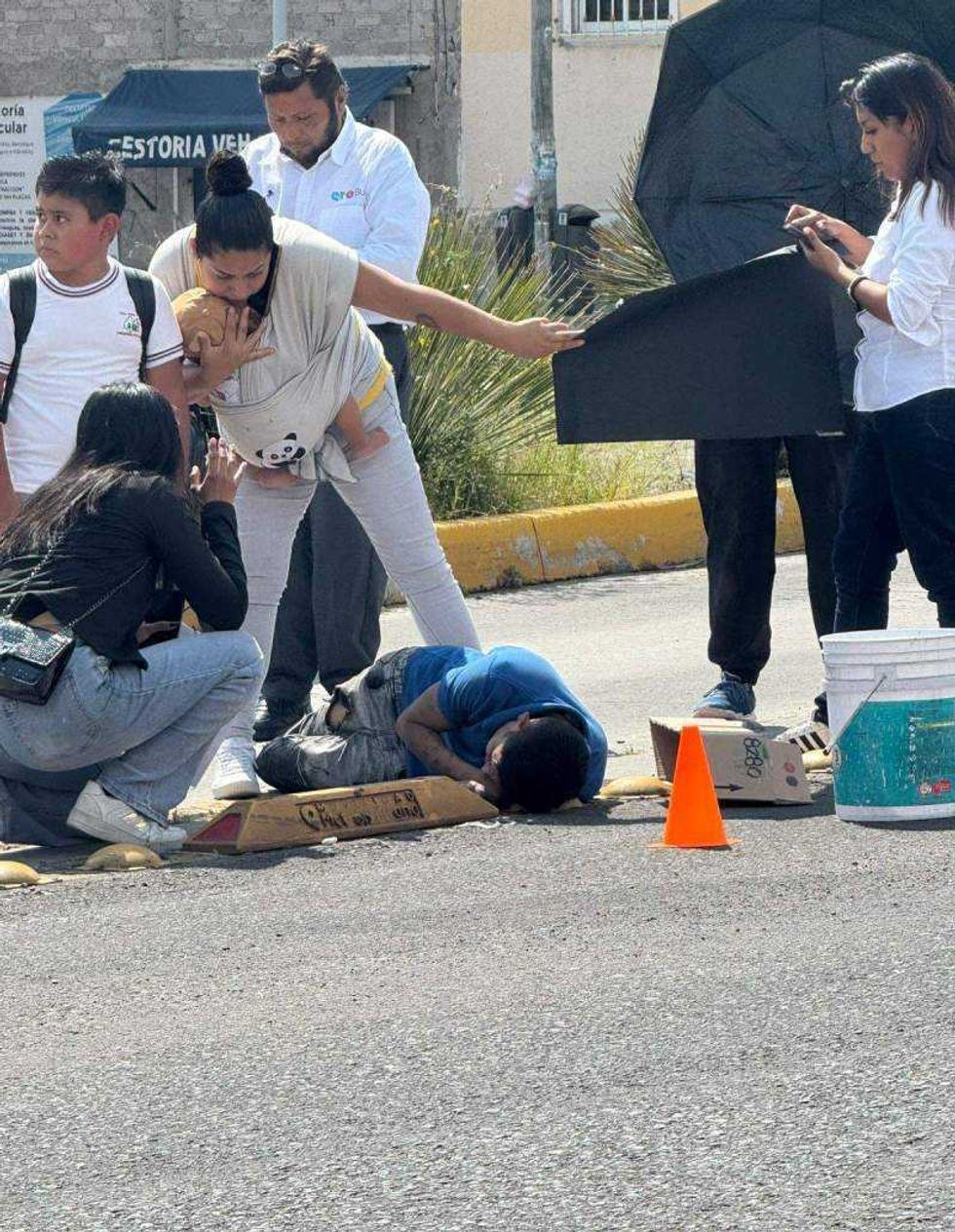 Elementos de la Policía Municipal y paramédicos atendieron el atropellamiento ocurrido en el carril confinado de calzada de Belén.