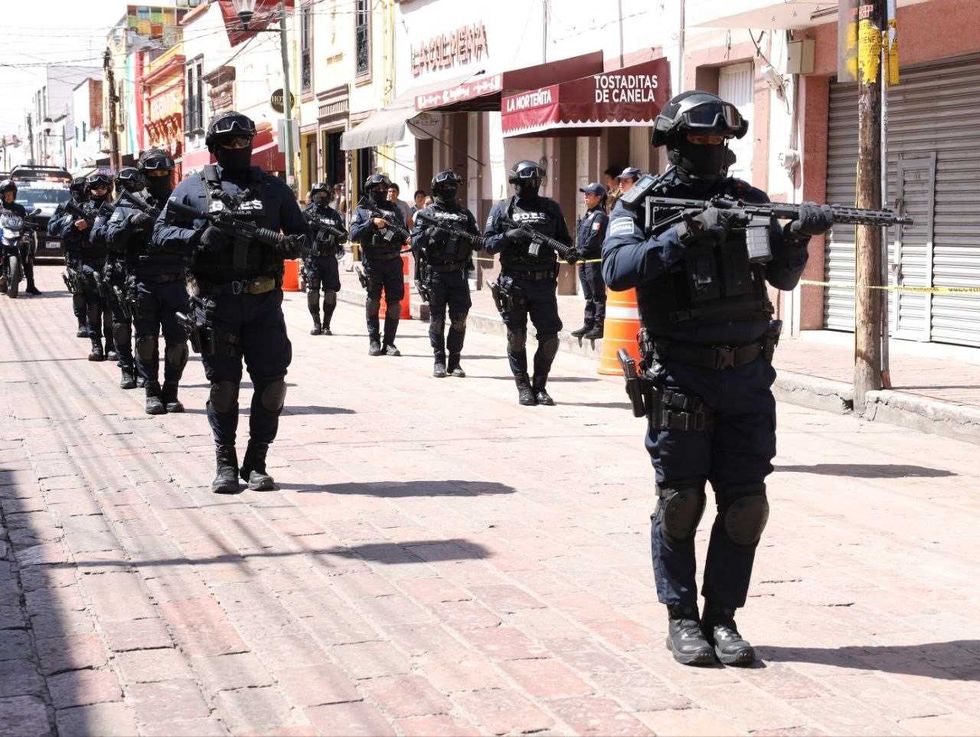 Elementos de la Secretar\u00eda de Seguridad P\u00fablica Municipal marchan en el desfile c\u00edvico-militar en San Juan del R\u00edo